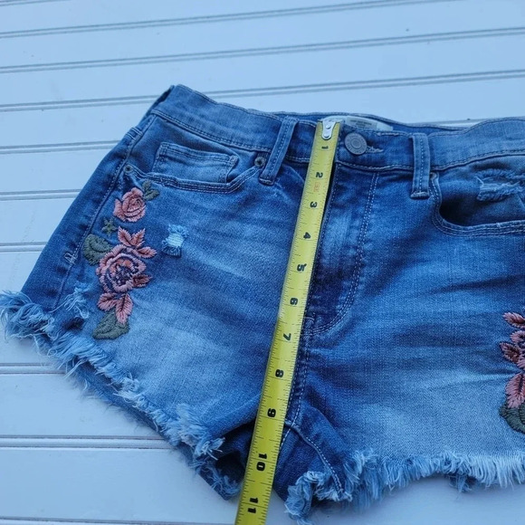 Mudd Shorts FLX Stretch Size 5 High Rise Shortie Denim Rose Embroidered Raw Edge - Picture 2 of 7